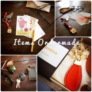 金具の技術と、信頼関係のある縫製の技術を、声の届く距離に位置づけて組み合わせる事で、オリジナルのロゴやモチーフを刻印した、特注の靴べらや、キーホルダー、金属小物、オリジナル金具を付属したアクセサリー、革小物やベルトなど、“お客様のイメージしているアイデアやデザインをオーダーメイドの完成品まで自由に製作することができる”ようになりました。