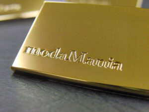 オリジナルのボタン、カシメ、ホックを作成したい、ジッパーやチャーム、ネームプレート、バックルなど、にオリジナルのロゴやモチーフを入れた金具