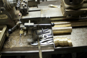 オンリーワンの名入れ、会員名、ナンバリング、シリアルナンバーなどを刻印、彫刻したオリジナルの金具を作ります。