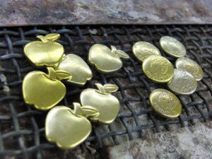 アーティスト、ライブ、芸能人、オリジナルロゴ入り、オーダーメイドの特注キーケース、キーホルダー　記念品　贈呈品　ノベルティー　販促品　ギフト　プレゼント　メタルハウス　金具　金属小物　革小物