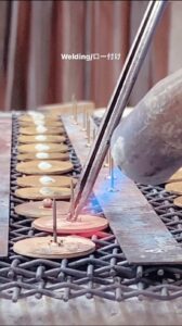８００ｃの熱を加えると、純銀が溶け出し、足とプレートとが溶接されます。８００℃の温度は温度計で図りながらは作業ができません。絶妙のタイミングは熟練の職人の長年カンからくる、微妙なバランスで溶接が進められていきます。