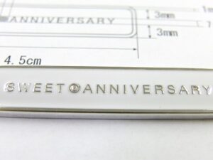 全社員個別の名前、ネームを彫刻刻印した、真鍮製オリジナルメタルネームタグ、プレートの製作。オリジナルのロゴやナンバリング、ブランドネーム、記念日、社員名、ペットの名前などを自由に彫刻してメタルプレート、チャーム、ペンダントトップメタルプレート、アクセサリーチャームやメタルタグをオーダーメイドで作る事もできます。