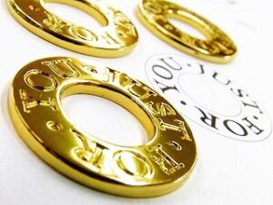 世界で一つしかない、ブランドオリジナルの特注キーホルダーの完成です。お客様ブランドオリジナルの金具やアクセサリーに、ご希望の付属品やメタルパーツをお取り付けして、製品としての製作のお手伝いも行なっています。贈呈品、ノベルティや販促品用に、オーダーメイドでオリジナルの商品を作ります。