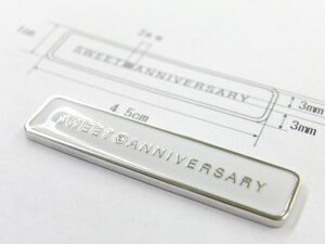 メタルハウスでは、お客様のご希望のデザインや、数量、納期、さまざまなご要望に応じて、オリジナル金具を製作する最良の製造方法や、素材を選んでいきます。その中でも主に、真ちゅう素材を中心に、鉄、アルミニウムの板材から、プレス機と金型を使用して、金属を打ち抜き、金具を成型していく、プレスの技術をご紹介していきます。