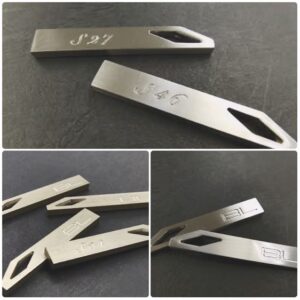 個別のナンバリング、ネーム入り、キーホルダー、ネームプレート。関西の自動車関連のお客さまより、オリジナルの番号が彫刻された、キー金具の注文を頂きました。 両面にモチーフロゴと個別のナンバリングをそれぞれに彫刻したオーダーメイドのキーホルダー金具のオーダー。真鍮削りだし＋手彫りの彫刻という製法に決定しました。金具の表面にはロゴを一つ一つ彫刻し、裏面にはお客様指定の番号も彫刻してあります。