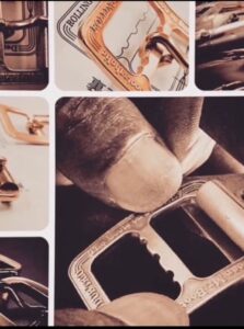 洋服やジャケットのアクセントにしたり、ブランドオリジナルのロゴやデザインを彫刻したり、ベルト、バック、革小物、ブーツや靴、、完全オーダーメイドのバックルが作れます。ブランドロゴ、ロットなどを考慮して、プレスで型抜きしたり、同じく真鍮製のピン、ローラを取り付けて完成。使うたびに味わいを増す、真鍮本来の色味、経年変化を楽しめる、真鍮生地磨き仕上げ。