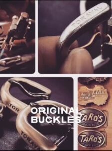 靴の美錠として、真鍮製バックルを作りたいと言うお客様より、オリジナルのロゴ、ネーム入りのバックルのオーダーを頂きました。ブランドロゴ、ロットなどを考慮して、プレスで型抜きしたり、同じく真鍮製のピン、ローラを取り付けて完成。使うたびに味わいを増す、真鍮本来の色味、経年変化を楽しめる、真鍮生地磨き仕上げ。