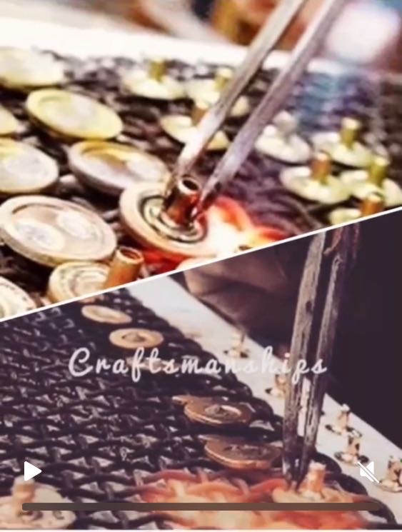 ブランドのイメージを大きく左右する色、デザイン、素材を自由にカスタマイズした真鍮製ブローチ。カラフルなオーダーメイド、オリジナルネーム入り ホック、カシメ、チャーム、ブローチの特注製作。