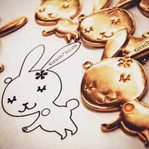 アルファベットチャーム、ブランドロゴタグ、オリジナルのブランドネーム入りプレート、アクセサリー、ホック、カシメ、ブローチ、チャームの特注オーダー。