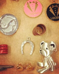 アルファベットチャーム、ブランドロゴタグ、オリジナルのブランドネーム入りプレート、アクセサリー、ホック、カシメ、ブローチ、チャームの特注オーダー。