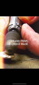 オリジナルのモノ作り、こだわりのモノ作り。デザインやイメージ、品質にこだわりのお客様向けに、多くの用途に対応したオリジナル金具やプロダクトの製作を行なっています。金属を切断、彫刻、削り、穴あけ、ねじ切りに特化した技術。