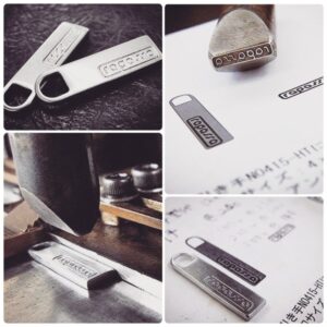 アルファベットチャーム、ブランドロゴタグ、オリジナルのブランドネーム入りプレート、アクセサリー、ホック、カシメ、ブローチ、チャームの特注オーダー。