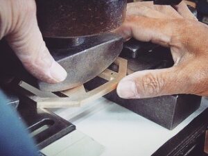 オリジナルバックルからベルトまで。ロゴ、社名、名入れ、デザイン、使用用途は全てオーダーメイド。ゴルフ、創業記念、ギフト、サークル用、小ロットから対応しています。