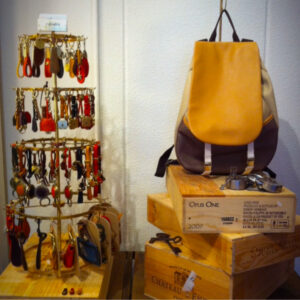 ブランドの金具にロゴ入れたり、希望のサイズや色、素材を選び自由に作ることができます。使い方や使用用途、予算や納期に応じて柔軟に対応。