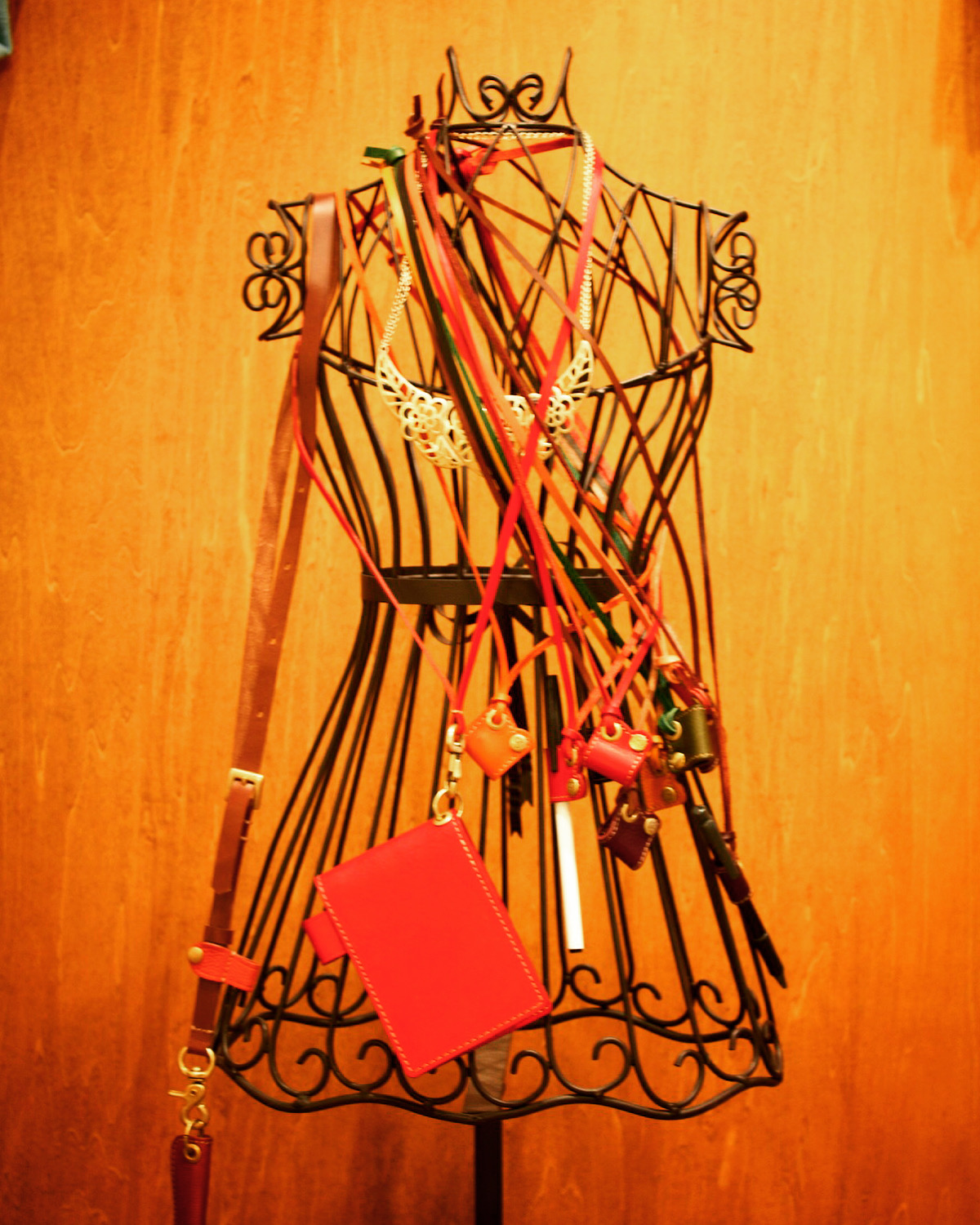 アーティストオリジナルロゴ入り、特注・オーダーメイドのキーホルダー金具 アクセサリー メタルハウス 金属小物 革小物 記念品 ギフト プレゼント ノベルティ