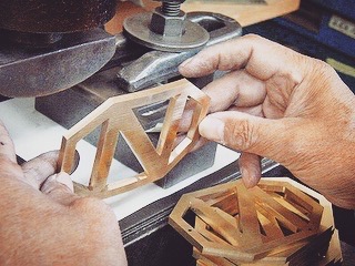 真鍮素材、小ロット、ロゴ入れ、デザイン、サイズ、使い道、全てオーダーメイドのベルトバックルを作ります。