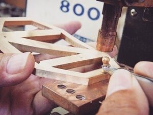 オーダーメイドでバックルの作成、革の選択、縫製、取り付けまで、オーダーメイドでベルトの製作までお手伝いができます。