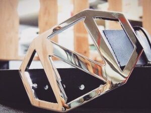 オリジナルのバックルをオーダーメイドで作ります。ロゴ入れやデザイン、素材や使い道、自由にカスタマイズ。