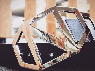 オリジナルのバックルをオーダーメイドで作ります。ロゴ入れやデザイン、素材や使い道、自由にカスタマイズ。