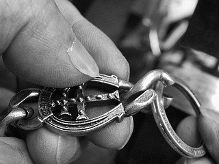 アーティストオリジナルロゴ入り、特注・オーダーメイドのキーホルダー金具 アクセサリー メタルハウス 金属小物 革小物 記念品 ギフト プレゼント ノベルティ