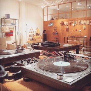 アーティストのイベントやライブ用のグッズ。展示会やショールーム、店舗オープン用のギフト。創業記念日や卒業記念、ブランド立ち上げの際のポップアップ用グッズなどオリジナルのモノ作りを提案しています。