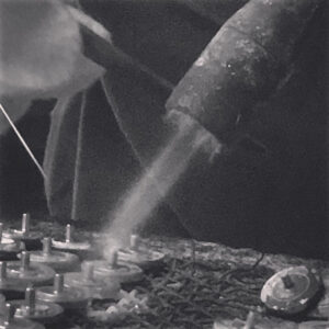 アーティストオリジナルロゴ入り、特注・オーダーメイドのキーホルダー金具　アクセサリー　メタルハウス　金属小物　革小物　記念品　ギフト　プレゼント　ノベルティ