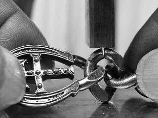 アーティスト、ライブ、芸能人、オリジナルロゴ入り、オーダーメイドの特注キーケース、キーホルダー 記念品 贈呈品 ノベルティー 販促品 ギフト プレゼント メタルハウス 金具 金属小物 革小物