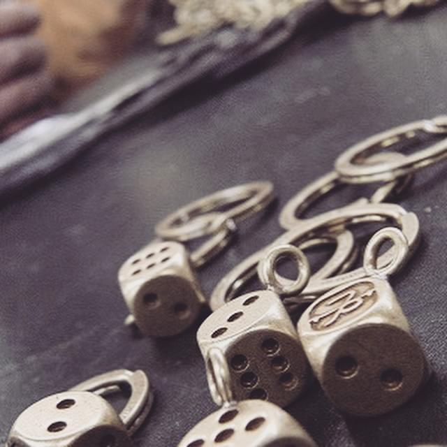 オーダーメイドのオリジナル・特注金具、サンプル作成風景 メタルハウス 職人 手作り 金具 アクセサリーパーツ 金属 キーホルダー ギフト 金属 革小物 ノベルティ プレゼント