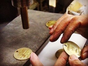 ブランドのイメージを大きく左右する色、デザイン、素材を自由にカスタマイズした真鍮製ブローチ。