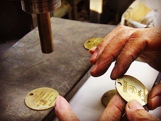 ブランドのイメージを大きく左右する色、デザイン、素材を自由にカスタマイズした真鍮製ブローチ。