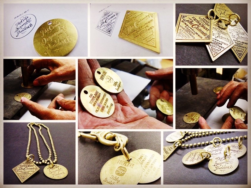 オリジナルブランドロゴ、ネーム入り特注ホック、かしめ、ボタン、チャーム金具のオーダー メタルハウス アクセサリー オーダーメイド 記念品 プレゼント ギフト ノベルティー 金具 金属