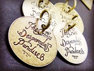 ブランドのイメージを大きく左右する色、デザイン、素材を自由にカスタマイズした真鍮製ブローチ。