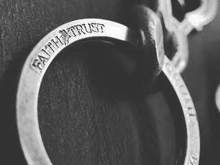 アーティスト、ライブ、芸能人、オリジナルロゴ入り、オーダーメイドの特注キーケース、キーホルダー 記念品 贈呈品 ノベルティー 販促品 ギフト プレゼント メタルハウス 金具 金属小物 革小物