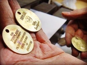 チャーム、メタルタグ、ペンダント、ネックレストップ、アクセサリー、ナンバリング、ネーム金具を特注で作ります。まずは、イニシャルを形取ったオリジナル、アルファベット、名入れアクセサリーのオーダーメイド。