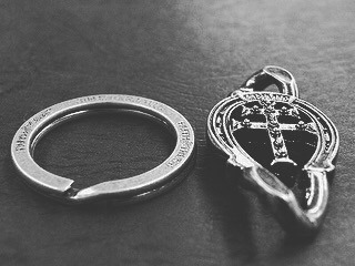 オリジナルのロゴやモチーフを刻印した、特注の靴べらや、キーホルダー、金属小物、オリジナル金具を付属したアクセサリー、革小物やベルト