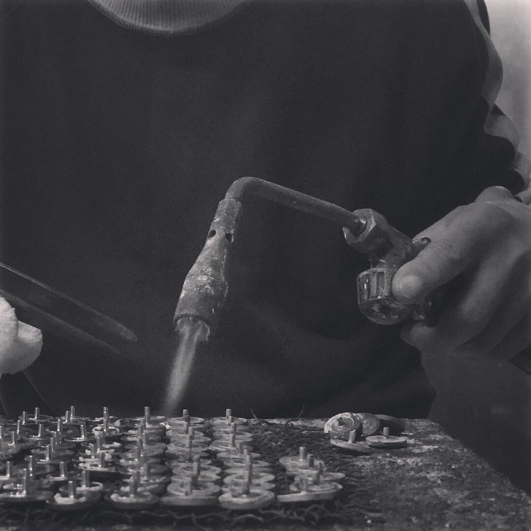 アクセサリーパーツ、メタルネームプレート、メタルタグ 、カフスボタン、ピンバッチ、チャームなどのメタルパーツを自由なデザインでカスタマイズ。