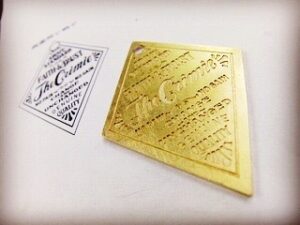 靴べら、シリアルナンバー、ナンバリング、ゴルフマーカー、識別タグ、QRコード、オリジナルのブランドネームプレート、チャーム、ペンダントトップ、ゴルフ会員様ネームタグ 、部屋番号付きホテルルームキー、結婚式のゲスト様のネーム、神社仏閣、冠婚葬祭