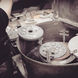 熟練の職人が手掛けるオーダーメイドのブランドロゴ入りオリジナル金具。