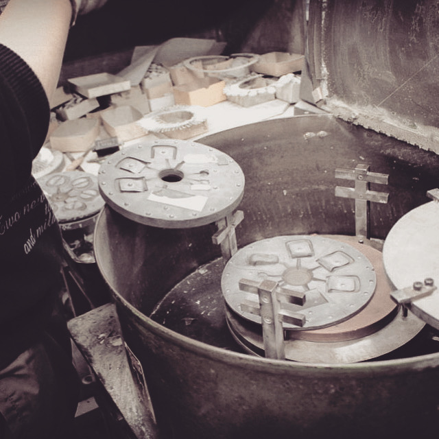 熟練の職人が手掛けるオーダーメイドのブランドロゴ入りオリジナル金具。