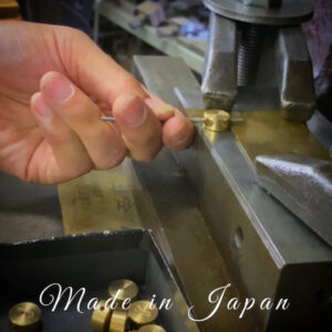 お客様の大切なブランドの金具を製作したり、アクセサリーのデザインにオリジナルのロゴ入れたり、希望のサイズや色、形、ロット、素材を自由カスタマイズしながらオーダーメイドの金具やアクセサリー製作し続けています。