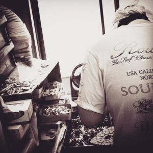 オリジナルブランド、イベント、グッズ、カタログショッピング、学校、社名、ギフト、様々な用途に合わせて、自由なデザインでオリジナル金具やプロダクト、商品をカスタマイズができる技術と歴史、それを使いこなせる職人がいます。