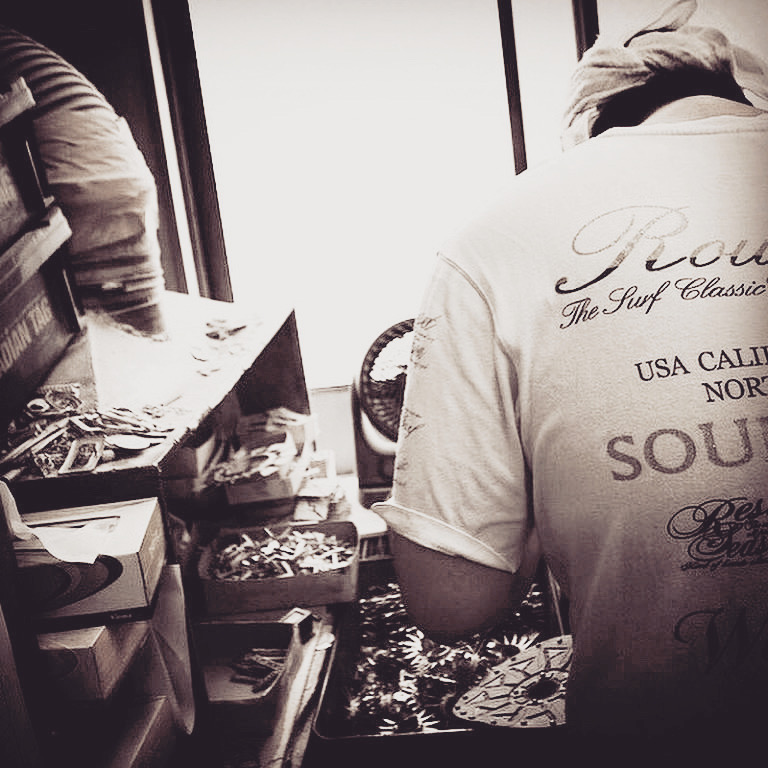 オリジナルブランド、イベント、グッズ、カタログショッピング、学校、社名、ギフト、様々な用途に合わせて、自由なデザインでオリジナル金具やプロダクト、商品をカスタマイズができる技術と歴史、それを使いこなせる職人がいます。