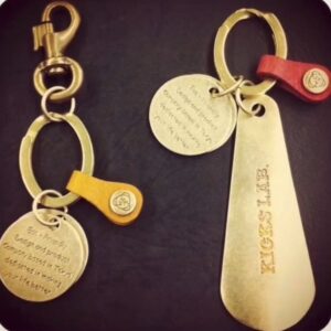 アーティストのイベントやライブ用のグッズ。展示会やショールーム、店舗オープン用のギフト。創業記念日や卒業記念、ブランド立ち上げの際のポップアップ用グッズなどオリジナルのモノ作りを提案しています。