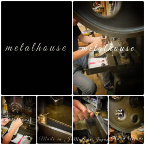 イメージを形にしてくれる熟練の職人たち。ブランドロゴを一つ一つ刻印。