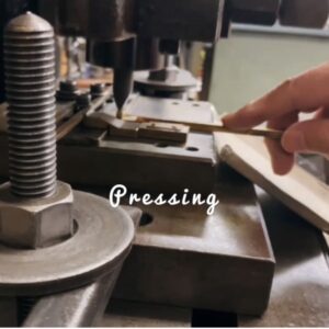 オーダーメイドのオリジナル・特注金具、サンプル作成風景　メタルハウス　職人　手作り　金具　アクセサリーパーツ　金属　キーホルダー　ギフト　金属　革小物　ノベルティ　プレゼント