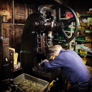 アーティスト、ブランド、車メーカー、家具、ホテル業、さまざまなお客様から、オーダーメイドの金具、金属小物、革小物、金属加工のご相談をいただきます。