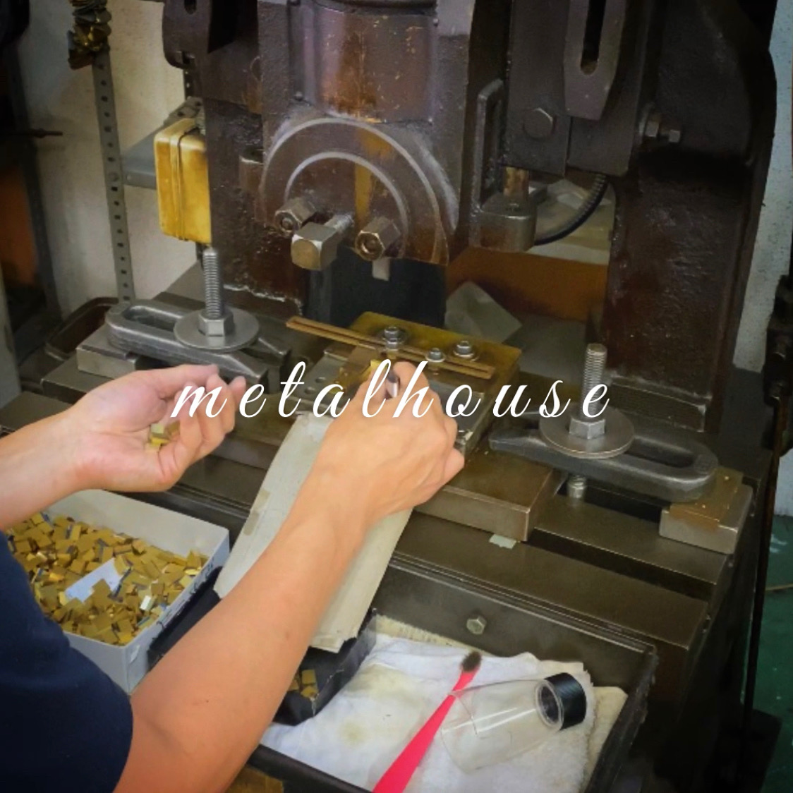 デザイン、素材を自由にカスタマイズ、真鍮製オーダーメイド、オリジナルネーム入り　ホック、カシメ、チャーム、ブローチの製作