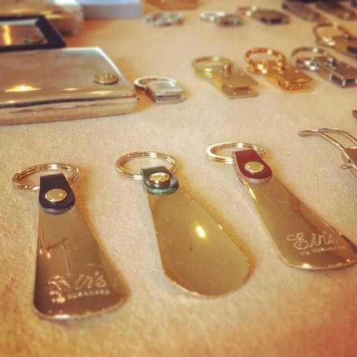 オリジナルのメタルパーツやブランドロゴ金具を使用した、靴べら、キーホルダー、栓抜き、ホテルルームキー、革小物や金属小物までのオーダーメイド