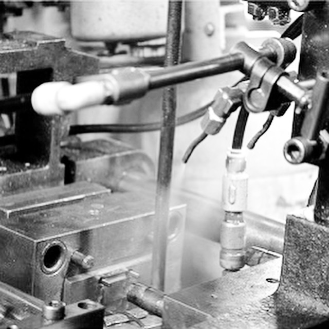  お客様のご要望、イメージを可能な限りオリジナルの金具やアクセサリー、そして金属小物や革小物に製作します。
