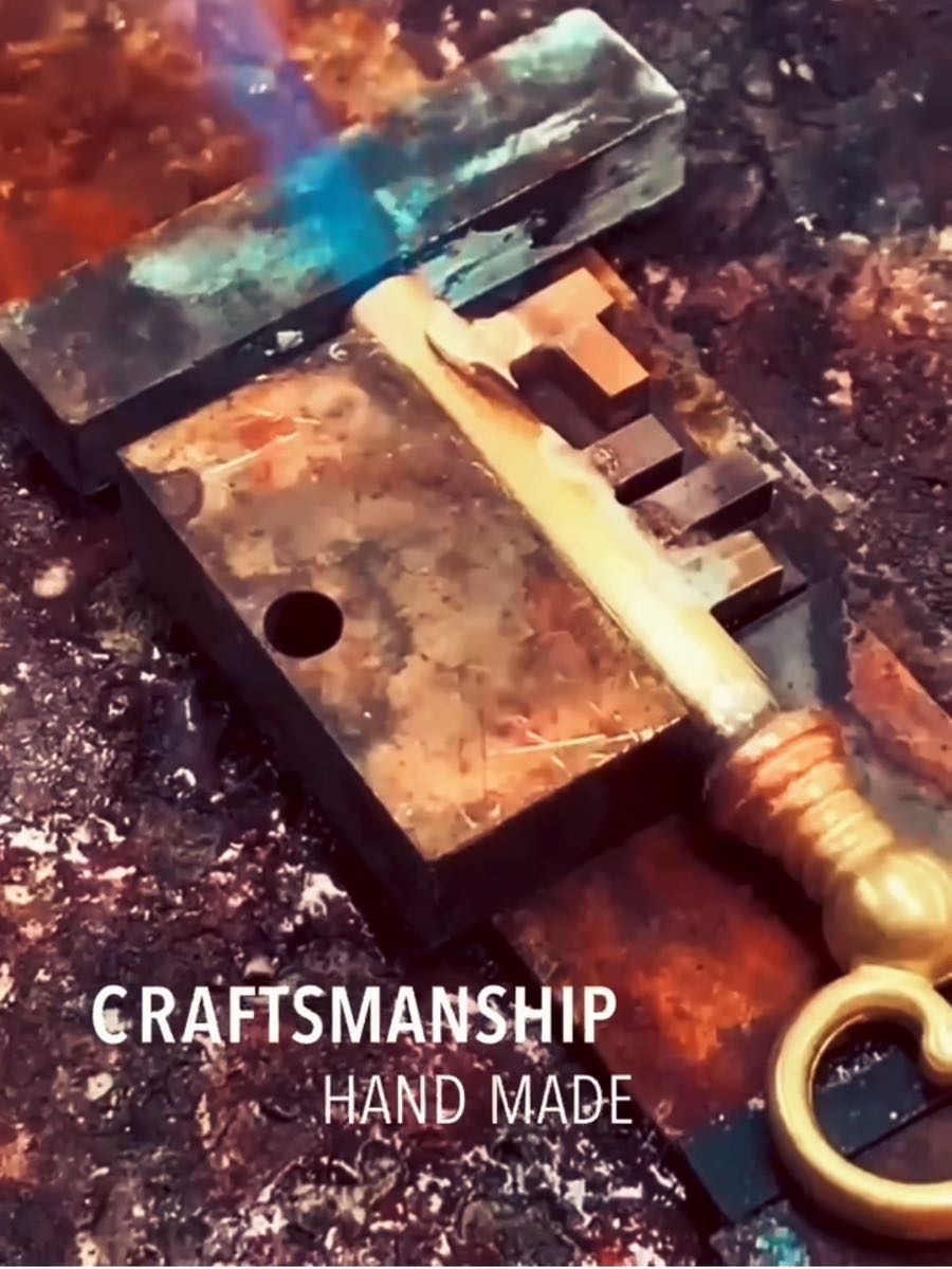 アーティスト、ライブ、芸能人、オリジナルロゴ入り、オーダーメイドの特注キーケース、キーホルダー 記念品 贈呈品 ノベルティー 販促品 ギフト プレゼント メタルハウス 金具 金属小物 革小物